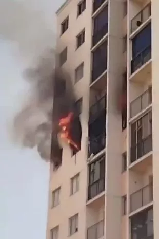 一对夫妇带着婴儿跳出窗户，绝望地逃离七楼的地狱