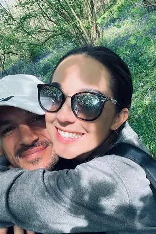 在一张罕见的照片中,艾米丽和彼得·安德烈的女儿与她的父亲惊人地相似