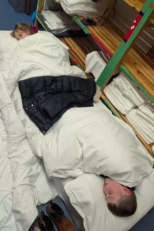 孩子们在Travelodge酒店的洗衣房睡了一晚,“精神受到了创伤”,哭着离开了