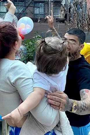 泽恩·马利克和女儿分享了罕见的照片,他说“生活永远改变了”