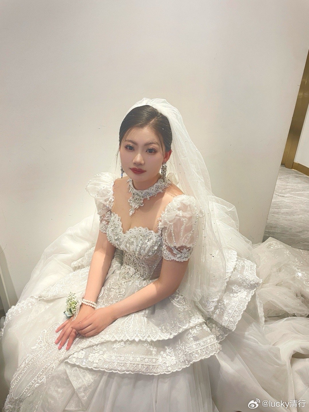“我姐姐要我为她的婚礼染头发——我是她的伴娘。”