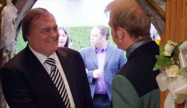 约翰·普雷斯科特（John Prescott）的史诗《加文与斯泰西》（Gavin & Stacey）客串了内莎的前情人“Two jags”