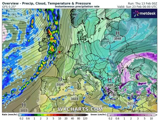 准确日期的天气图变成蓝色，800英里宽的暴雨带将席卷英国上下