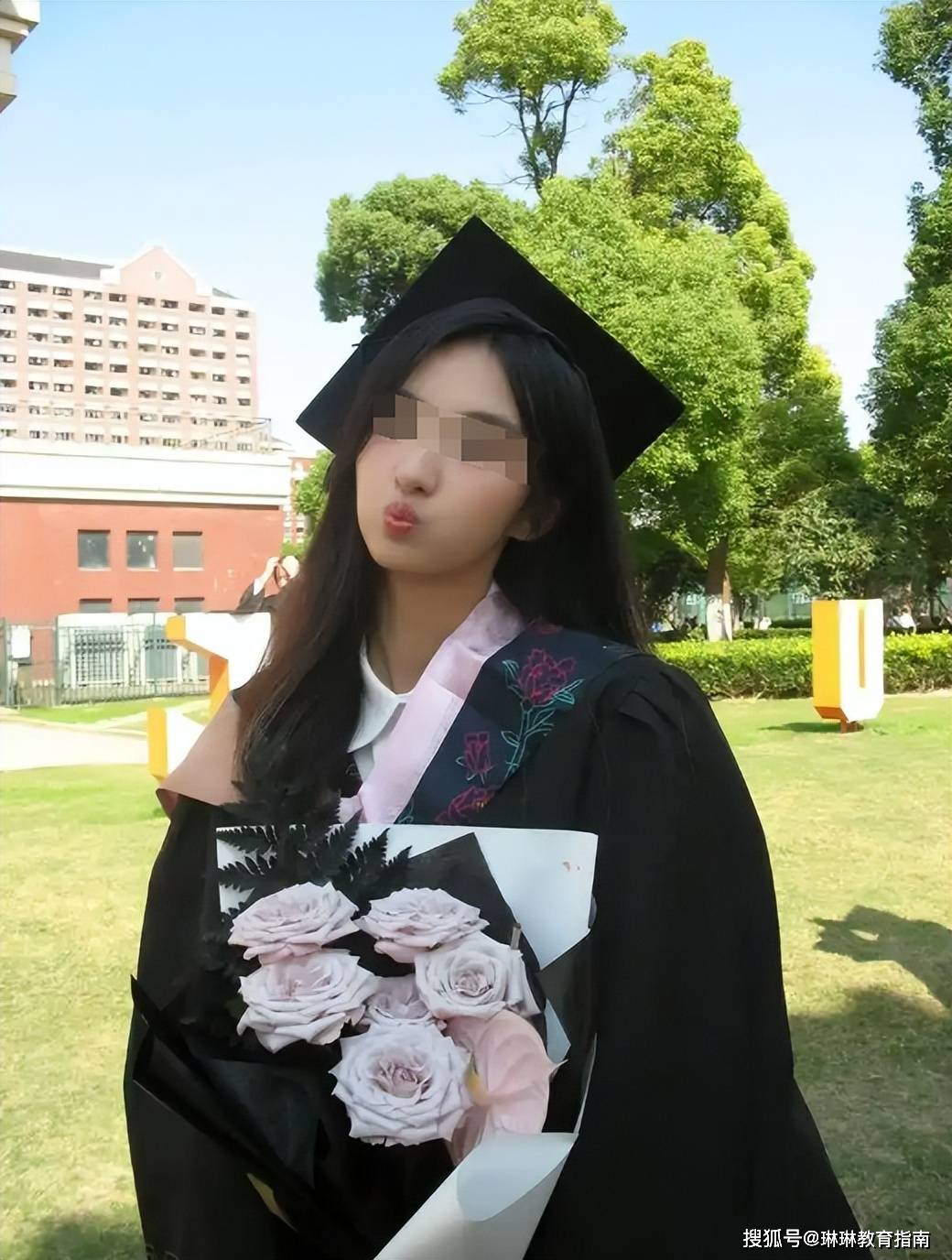 母亲让16岁的女儿从大学退学，因为她要求上“恶心的”美容课