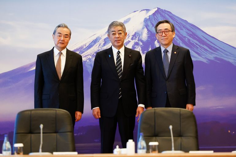 日本、韩国、中国的高级外交官解决了几代人的问题
