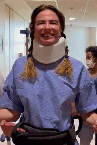 米克·贾格尔的前女友在紧急手术后被送往医院,并戴着颈托离开