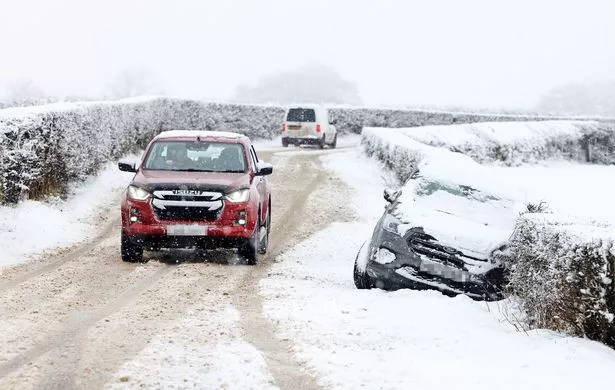英国天气:英国气象局发布了严峻的冰雪警报,司机们警告出行会出现混乱